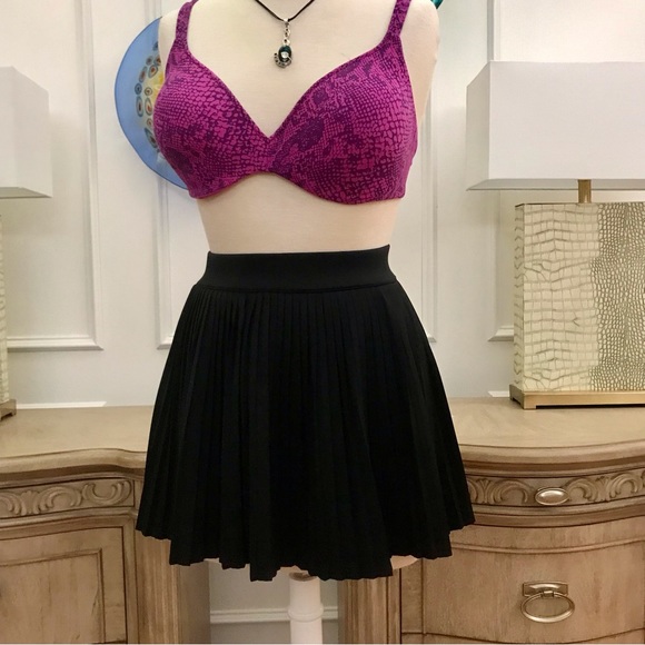 F21 black pleated miniskirt - Picture 6 of 6